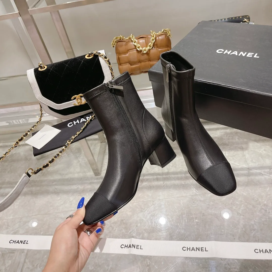 👟👟Ex-factory price 640👟👟 🍀Chanel Chanel Xiaoxiang Wannian classic stitching thick heel short boots. 🔻Interpretation of elegant little fragrance〰️Super textured style, low-key but not simple, elegant and noble, especially the small double CLOGO embellishment on the heel, and the simple splicing of different materials on the toe casually reveal elegance and sophistication. It feels like walking on the ground without tiring your feet at all👌🏻. 👟👟👟👟The upper is made of imported Italian lambskin🐑, the lining is lambskin, and the Italian cow leather outsole. Heel height: 5cm. size: 35-39 (34, 40 can be customized)